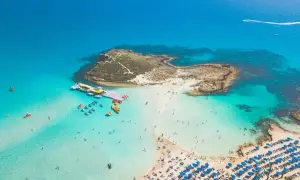 Rajskie cypr plaże z turkusową wodą, białym piaskiem i mnóstwem słońca. Idealne miejsce na wakacje.