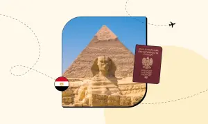 Piramide i Sfinks w Egipcie, obok polski paszport. Czy do Egiptu potrzebny jest paszport? Tak, aby podróżować do tego kraju, potrzebny jest ważny dokument.