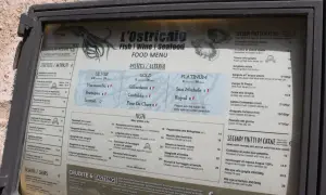 Menu z Malty: ostrygi Silver (4.5€/szt.), Gold (5€/szt.), Platinum (6€/szt.). Ceny dań głównych od 10€.