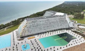 Nowoczesny hotel Gołębiewski w Pobierowie z basenami i widokiem na morze.