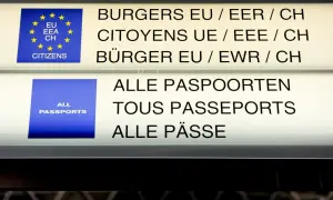 Tablice informacyjne na lotnisku: "Obywatele UE/EOG/CH" i "Wszystkie paszporty". Wjazd do strefy schengen.