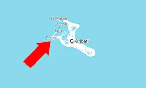 Czerwona strzałka wskazuje na wyspę "Poland" na mapie Kiribati.