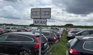 Duży parking z rzędami samochodów, znak B21 B22. Idealne miejsce na **valet parking**, gdzie Twój samochód jest bezpieczny.