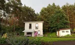 Nowoczesny dom w otoczeniu lasu, z kwitnącym ogrodem. Idealne miejsce na wypoczynek, jak w bajkowym Skarbimierzu.