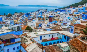 Niebieskie miasto w Maroku, Chefchaouen, rozciąga się po zboczu góry, tworząc malowniczy krajobraz.