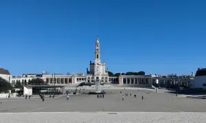 Wielki plac przed bazyliką w Fatimie, gdzie pielgrzymi szukają spokoju.