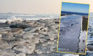 Lodowe kry na plaży i zamarznięte ujście rzeki Wisły do Bałtyku. Zimowy krajobraz nad morzem.