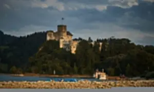 Zamek w Niedzicy, malowniczo położony nad jeziorem, w otoczeniu lasów. To miejsce, które warto odwiedzić, będąc w najstarszym parku narodowym w Polsce.