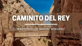 Caminito del Rey, ścieżka króla w Hiszpanii, to spektakularna trasa w wąwozie. Ludzie idą wąską ścieżką przyczepioną do skał.