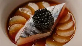 Wykwintne danie z rybą, kawior i plasterki warzyw w bulionie. Smaki, które można znaleźć w restauracjach z gwiazdką Michelin Polska.