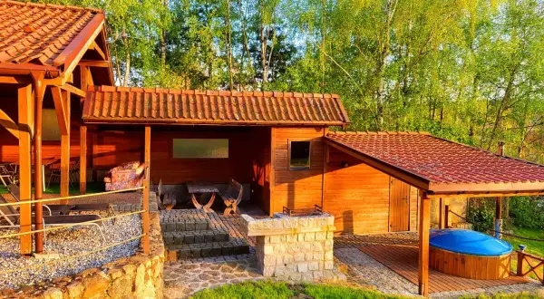 Drewniane domki na Mazurach z bali, zadaszone jacuzzi i grillem. Idealne na tani wypoczynek.