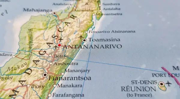 Mapa Madagaskaru z zaznaczonymi miastami, w tym Antananarywo. Widoczne symbole lotnisk sugerują możliwości madagaskar loty.