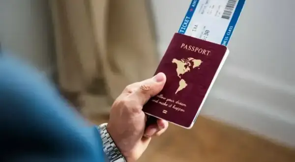 Dłoń trzyma paszport i bilet lotniczy. Planujesz podróż? Czy Cypr jest w Unii Europejskiej? Tak, jest!