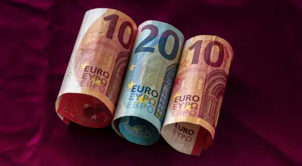 Dwa banknoty po 10 euro i jeden 20 euro, symbolizujące walutę Łotwy.