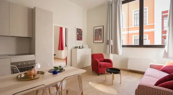 Nowoczesne wnętrze z aneksem kuchennym, jadalnią i salonem. Idealne na pobyt, gdy zastanawiasz się, airbnb co to.
