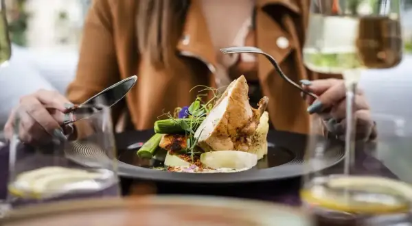 Elegancka kolacja z kurczakiem, puree i warzywami. Idealny posiłek w ramach **half board** w hotelu.