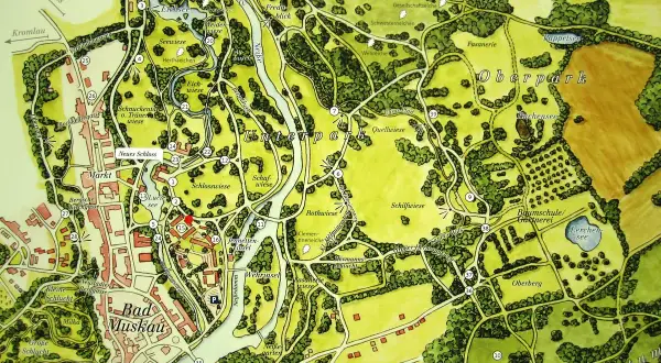 Mapa Parku Mużakowskiego z zaznaczonymi drogami, budynkami i elementami krajobrazu.