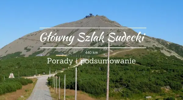 Główny Szlak Sudecki, 440 km. Górska droga prowadzi ku szczytowi Śnieżki, otoczonemu niską roślinnością.