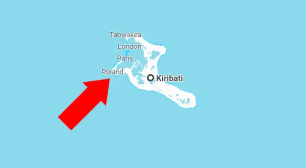 Czerwona strzałka wskazuje na wyspę "Poland" na mapie Kiribati.