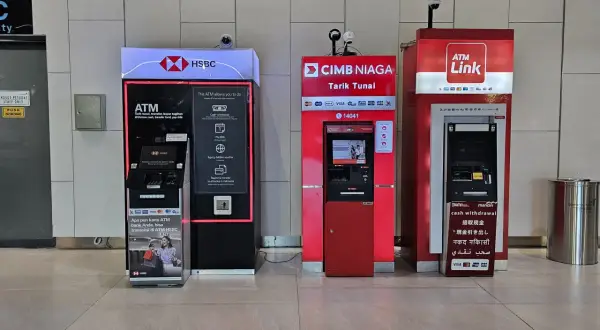 Cztery bankomaty: HSBC, CIMB NIAGA, ATM Link i jeden nieznany. Wszędzie dostępna jest waluta na bali, czyli możliwość wypłaty gotówki.