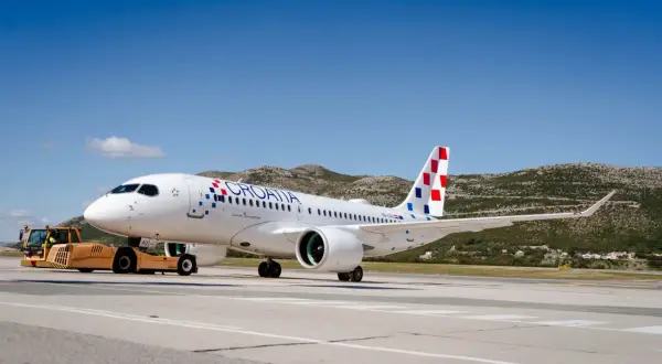 Samolot Croatia Airlines na płycie lotniska, gotowy do startu. Marzysz o bezpośrednie loty do chorwacji?