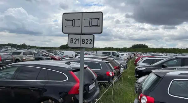 Duży parking z rzędami samochodów, znak B21 B22. Idealne miejsce na **valet parking**, gdzie Twój samochód jest bezpieczny.
