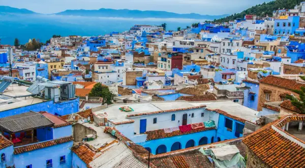 Niebieskie miasto w Maroku, Chefchaouen, rozciąga się po zboczu góry, tworząc malowniczy krajobraz.