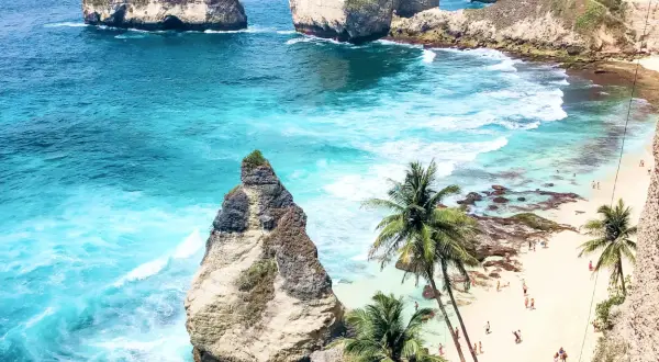 Rajska plaża z palmami i turkusową wodą. Zastanawiasz się, ile się leci na Bali, by zobaczyć taki widok?
