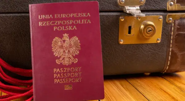 Paszport polski obok walizki. Czy do Czarnogóry potrzebny jest paszport? Tak, jeśli nie jesteś obywatelem UE.