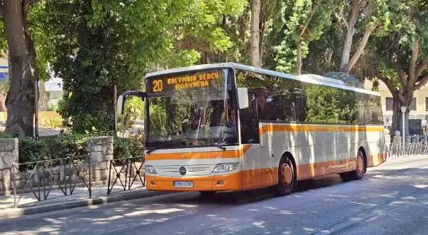 Autobus linii 20 z napisem "Kolymbia Beach" na lotnisko na Rodos.
