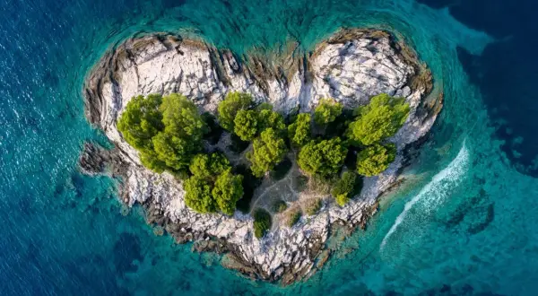 Serce z zieleni i kamienia, jedna z urokliwych chorwackich wysp, otoczona turkusowym morzem.