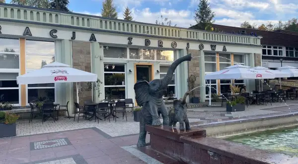 Słonie z fontanny witają w Rabce Zdrój, gdzie zjeść można w ogródku przy "Racjii Zdrojowej".