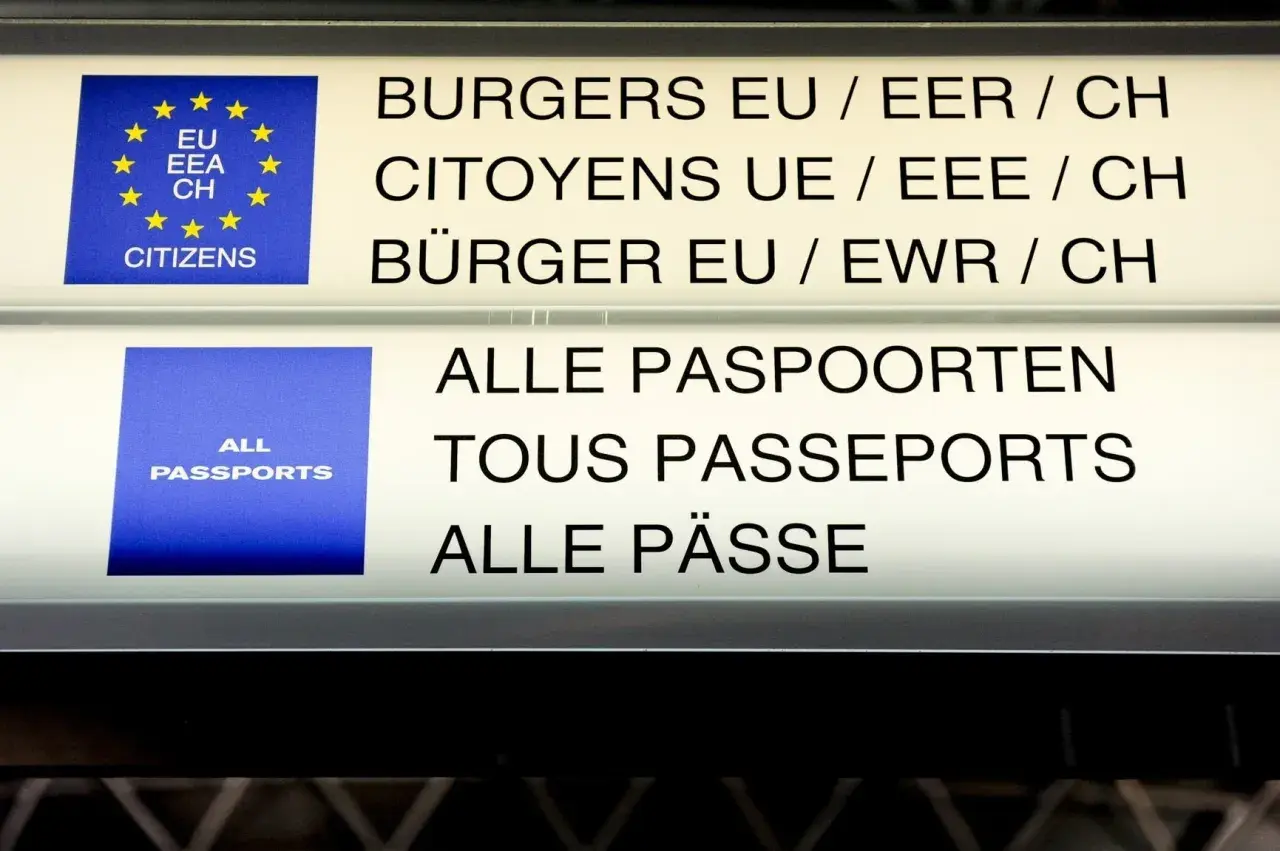 Tablice informacyjne na lotnisku: "Obywatele UE/EOG/CH" i "Wszystkie paszporty". Wjazd do strefy schengen.
