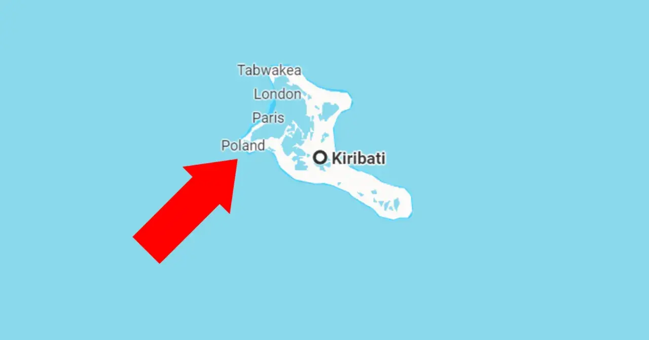 Czerwona strzałka wskazuje na wyspę "Poland" na mapie Kiribati.
