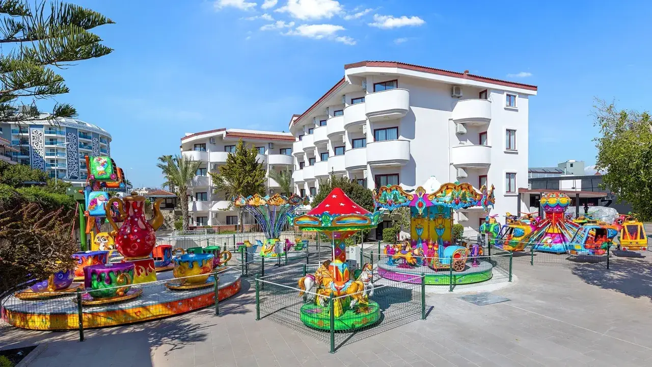 Kolorowe karuzele i atrakcje dla dzieci na terenie hotelu Narsia Resort.