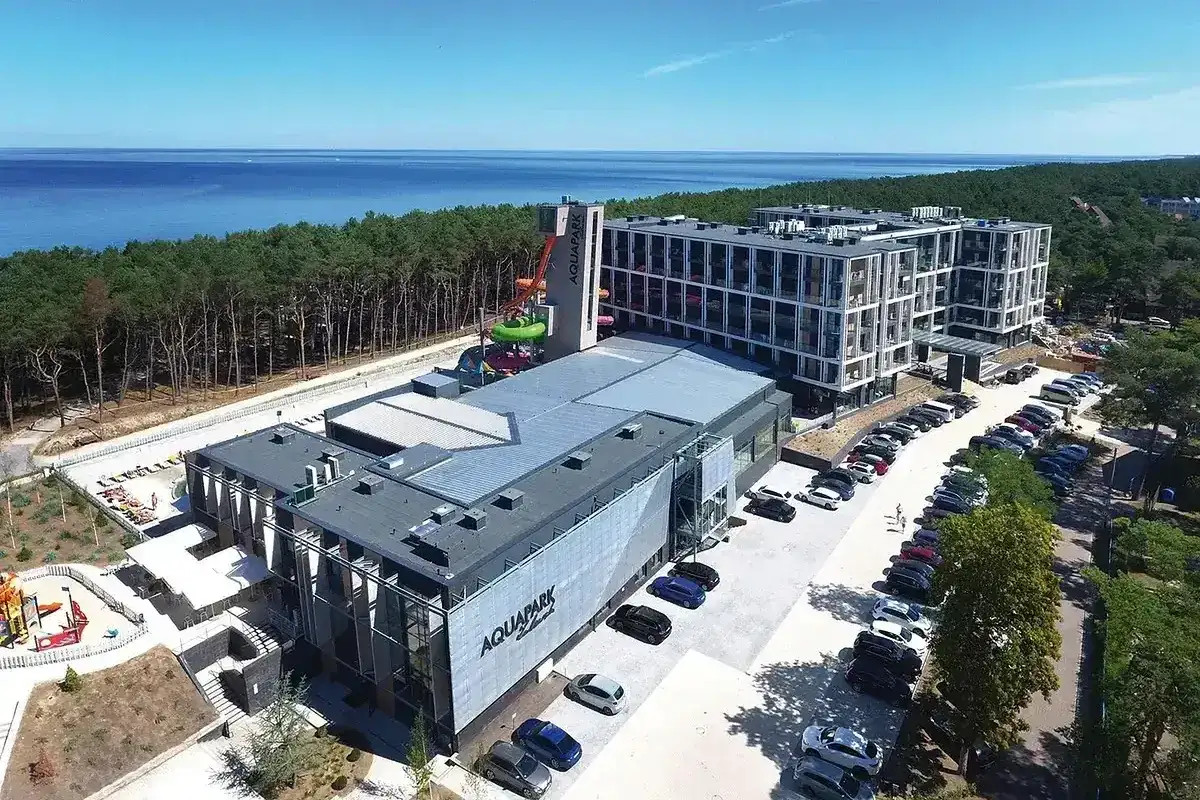 Tanie noclegi nad morzem blisko plaży. Nowoczesny aquapark i hotel z widokiem na morze, otoczony lasem sosnowym.