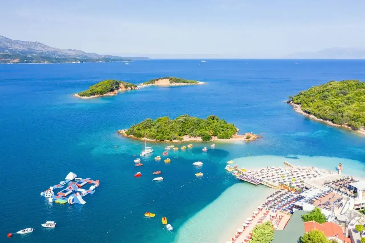 Albania, jakie morze? Błękitne wody, zielone wyspy i plaża pełna leżaków. Raj dla turystów.