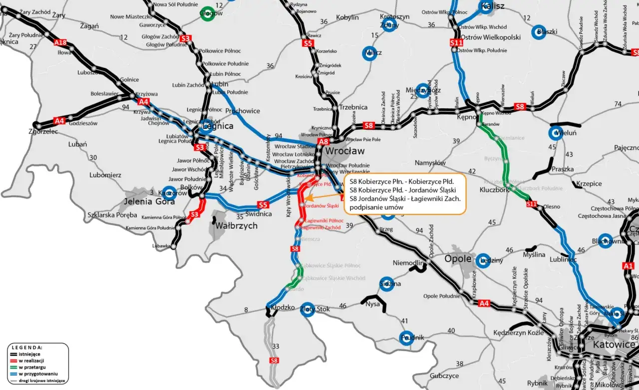 Mapa drogowa Dolnego Śląska z zaznaczonymi drogami, w tym S8 i A4. Widać m.in. Wrocław, Legnicę, Wałbrzych, Jelenia Górę i okolice Mszczonowa.