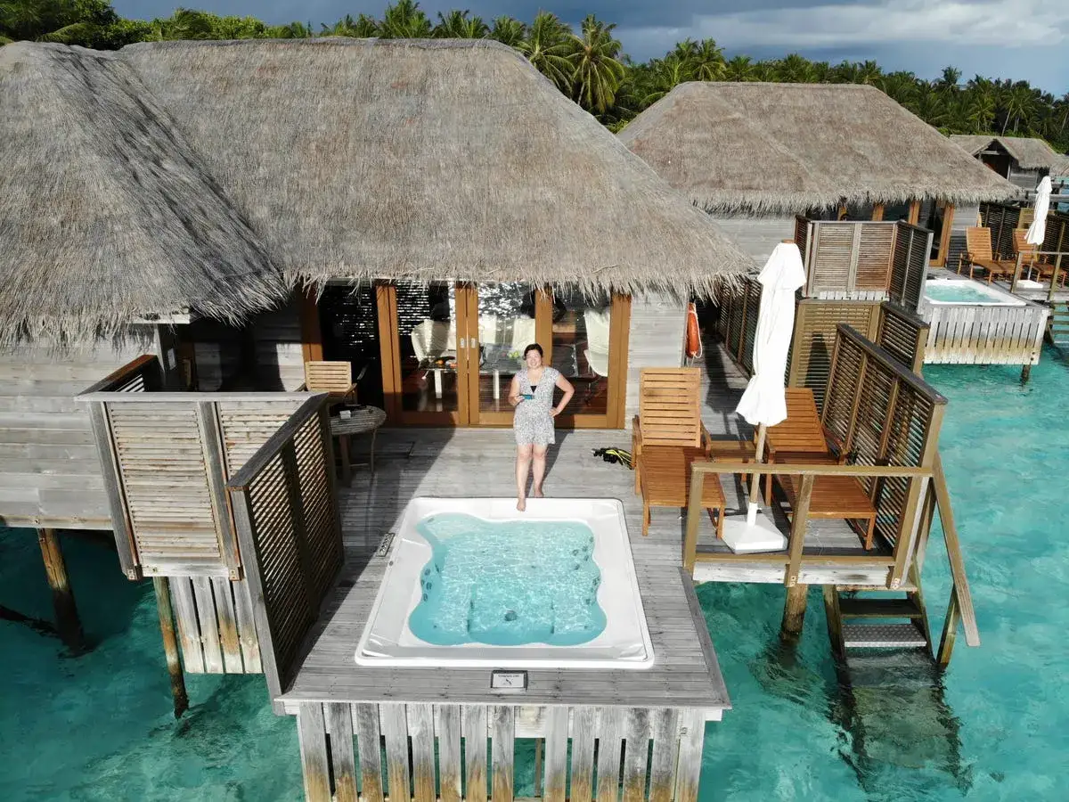 Kobieta na tarasie z jacuzzi, marzenie o Malediwach i ich cena.