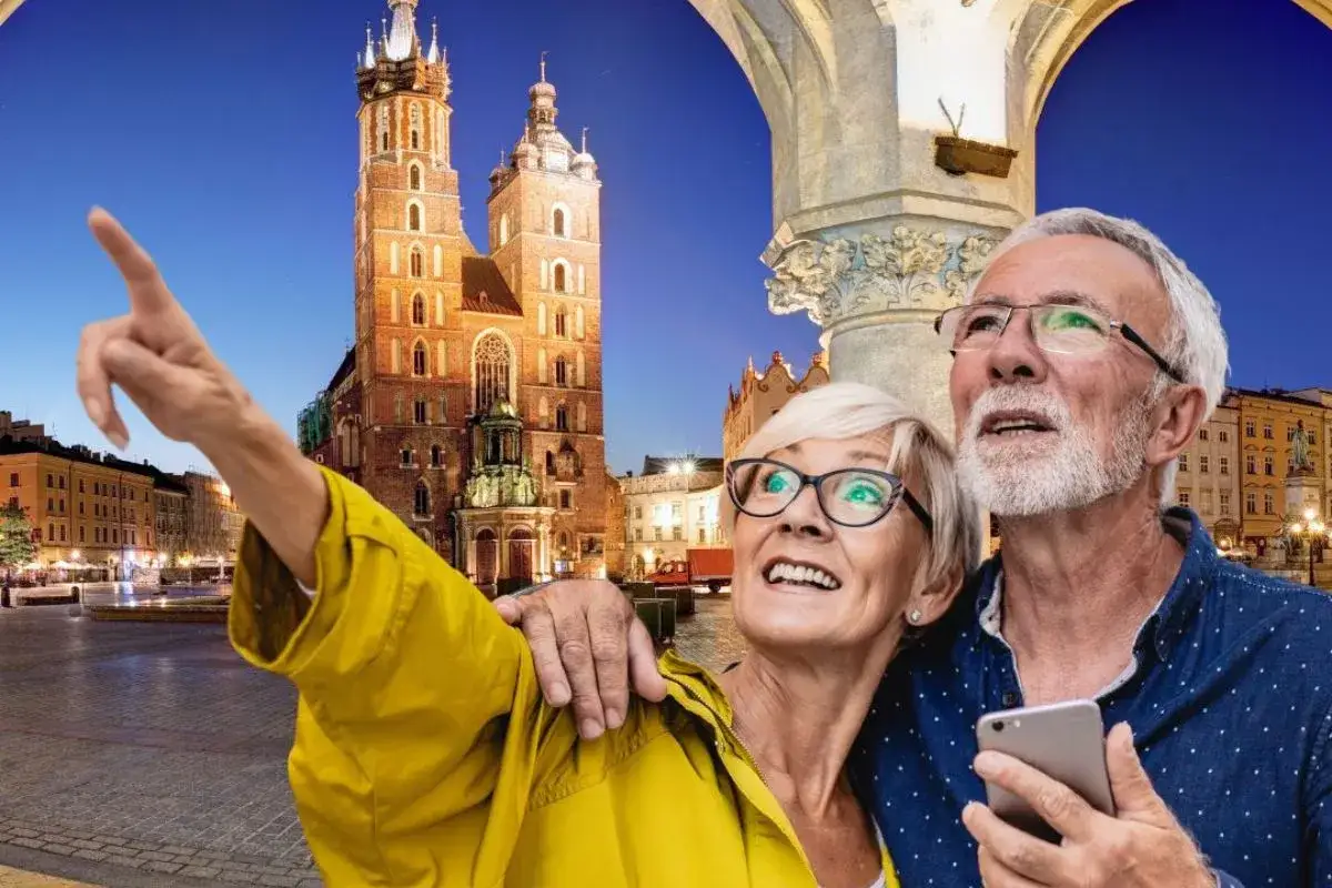 Szczęśliwi seniorzy odkrywają piękno Krakowa. Idealne itaka wycieczki dla seniorów.