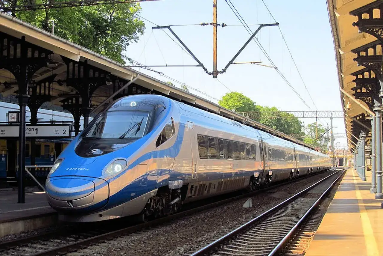 Błękitno-srebrny Pendolino na stacji, gotowy do podróży pociągiem nad morze.
