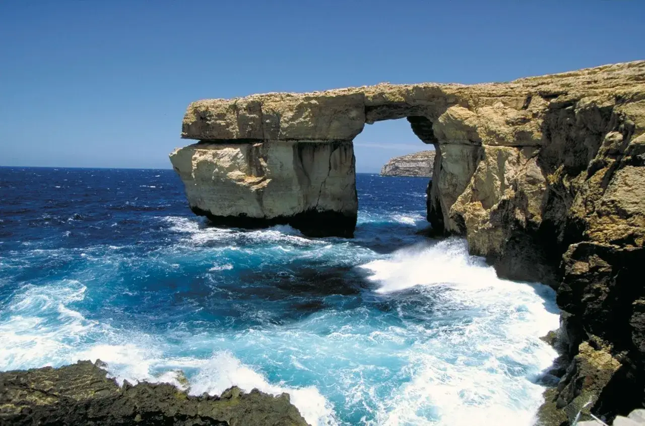 Malta ciekawostki: Azure Window na Gozo, majestatyczna skalna brama w morzu, gdzie fale rozbijają się o klify.