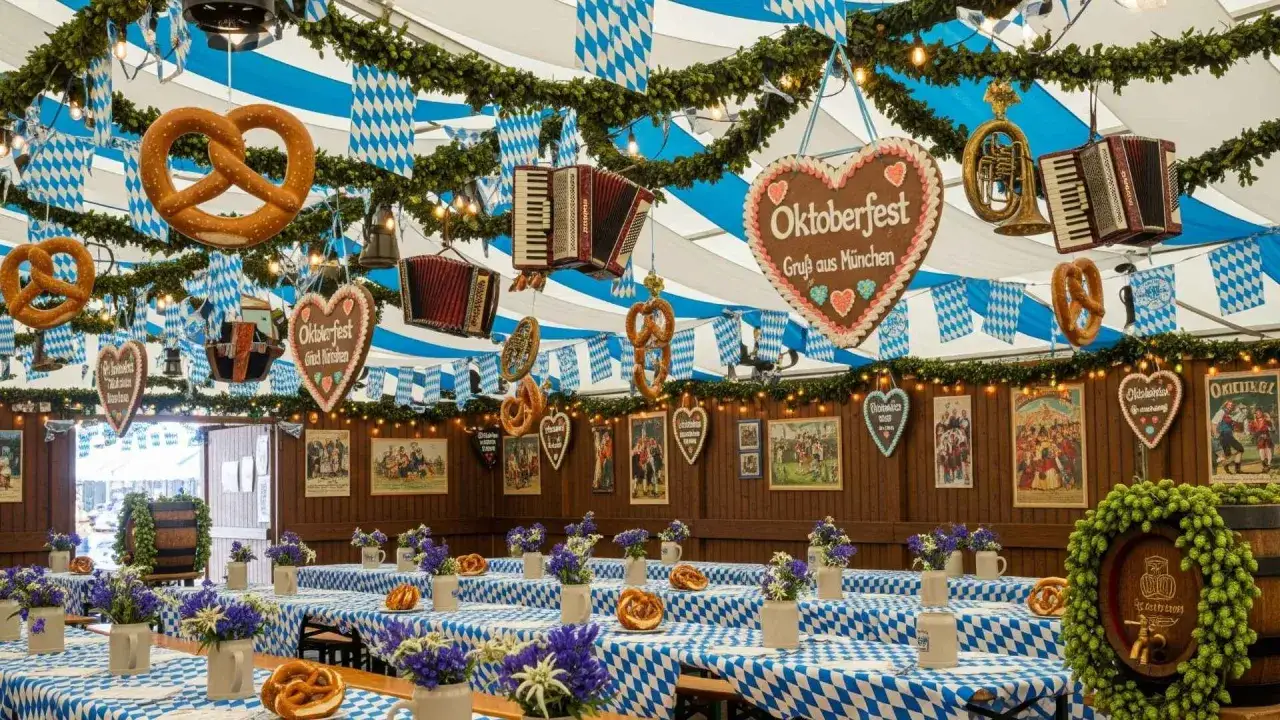 Przygotowania do Oktoberfest 2025 w pełni! Dekoracje, precle i akordeony wiszą pod niebiesko-białym baldachimem, a stoły czekają na gości.