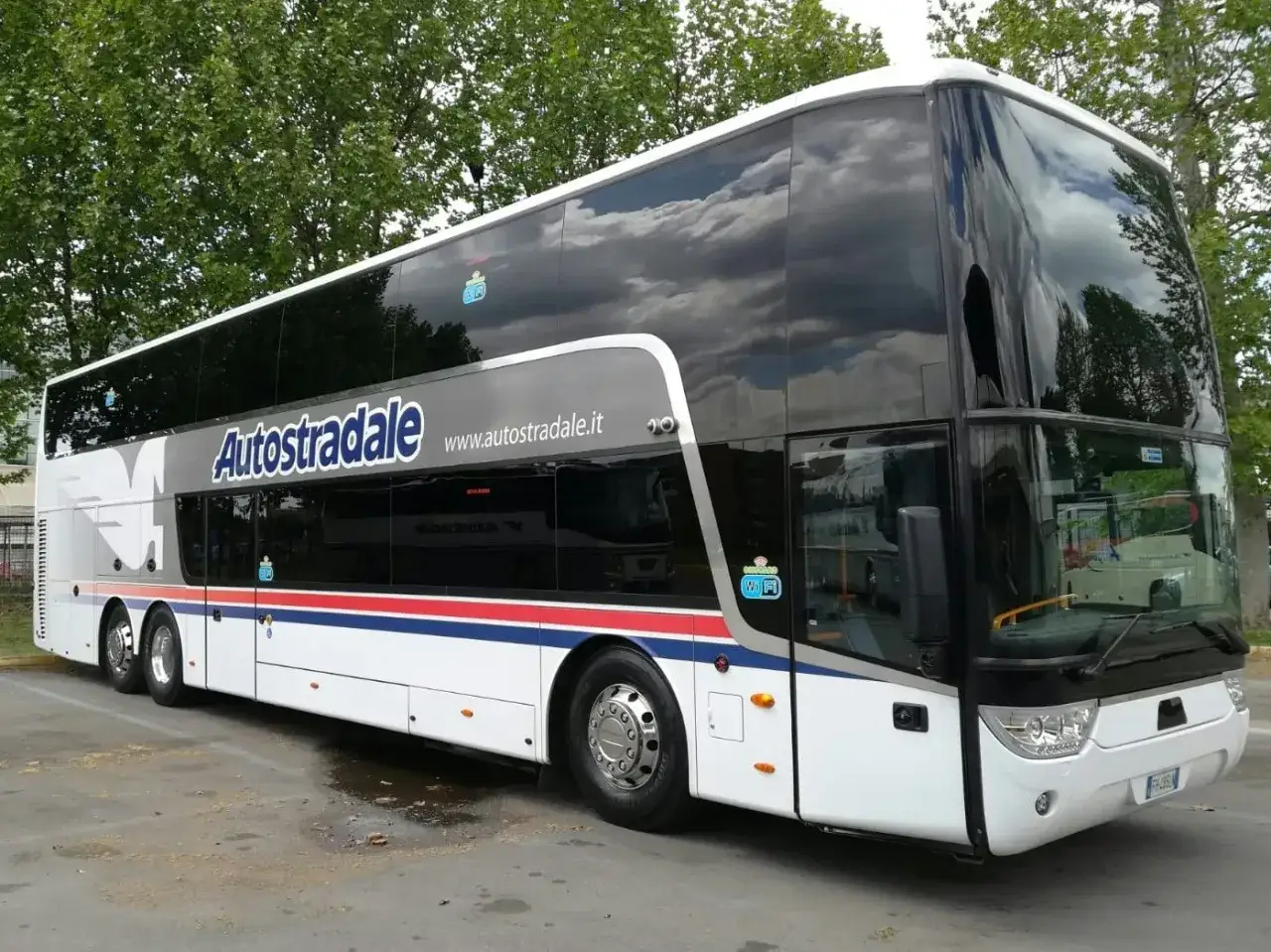 Autostradale, dwupoziomowy autokar, gotowy do podróży z Mediolanu do Bergamo.