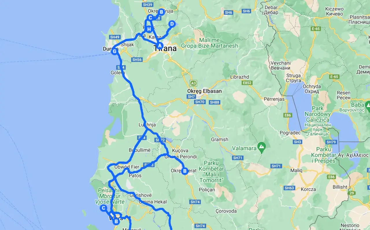 Trasa drogowa przez Albanię, pokazująca główne miasta i drogi, w tym okolice lotniska w Tiranie.