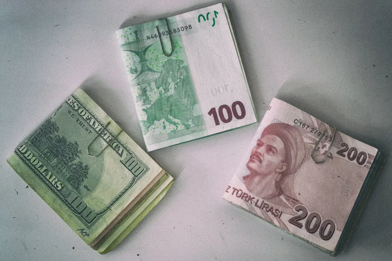 Dolar, euro i liry tureckie. Czy w Turcji można płacić euro? Tak, często akceptują euro, ale kurs może być mniej korzystny.