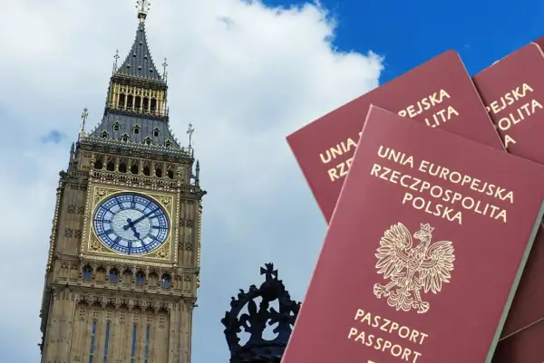 Planujesz podróż do Anglii? Zastanawiasz się, ile kosztuje wiza do Anglii? Polskie paszporty na tle Big Bena sugerują przygotowania do wyjazdu.