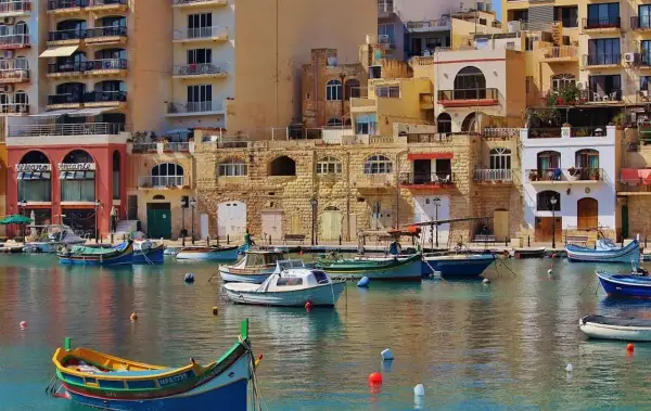 Malta: kolorowy port z łodziami i kamiennymi budynkami. Czy na Maltę potrzebny paszport? Tak, jeśli nie jesteś obywatelem UE.