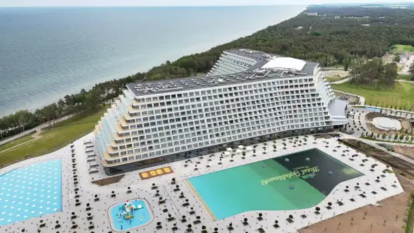 Nowoczesny hotel Gołębiewski w Pobierowie z basenami i widokiem na morze.