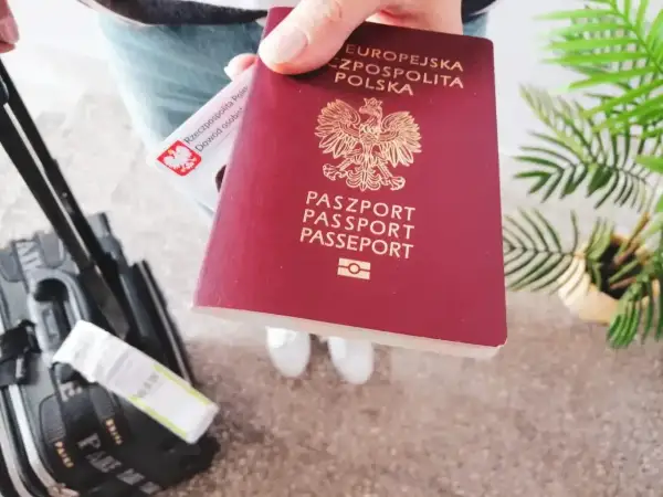 Gotowy paszport i dowód osobisty do podróży do Rumunii w strefie Schengen. Czas na wakacje!